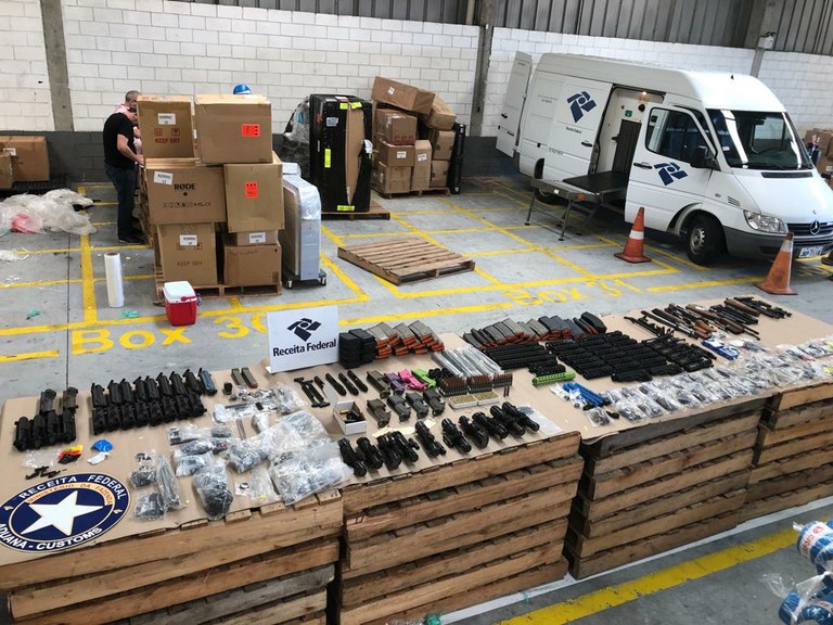 Notícia: Portonave – OEA-Segurança: Receita Federal realiza apreensão de 24 fuzis AR-15 e munições